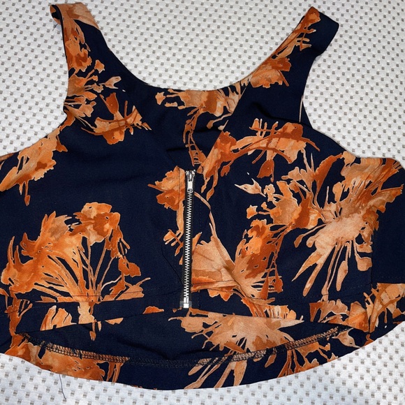 Lulu’s flowy crop top - Picture 3 of 4